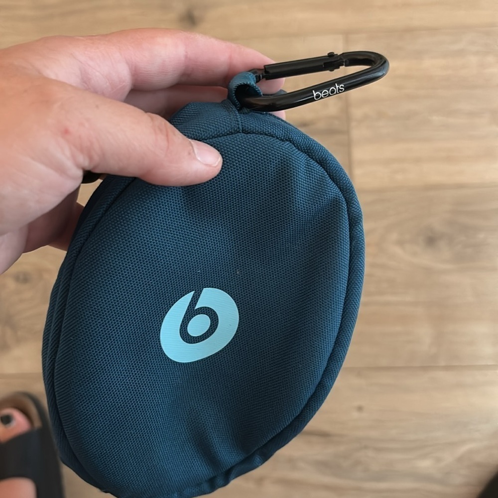 Beats Solo 3 Blue Carrying Case - Picture 2 of 3